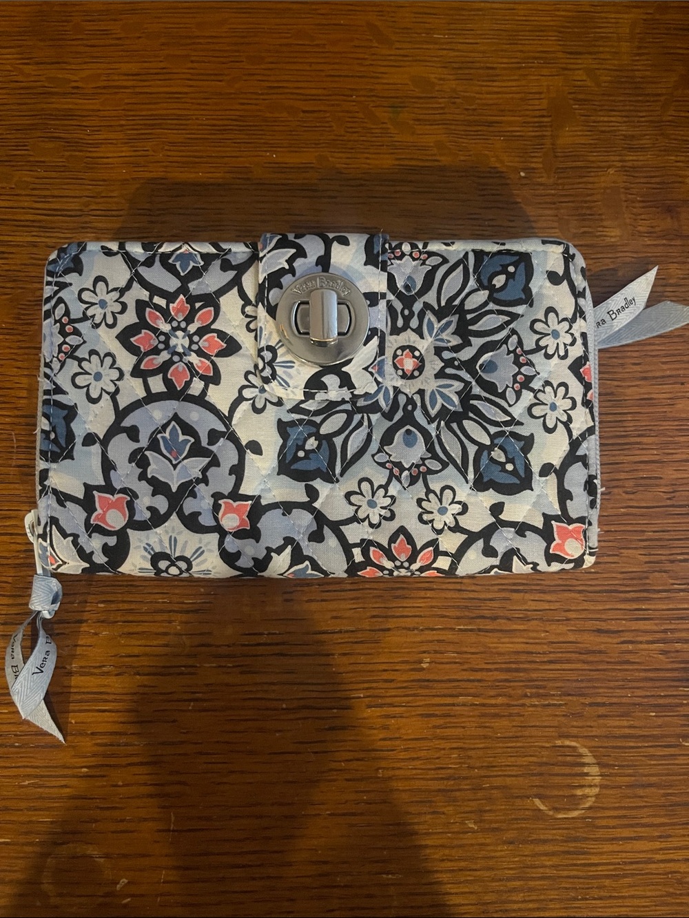 🌸Vera Bradley Large Wallet
 Lisbon Medallion - Like New🌸